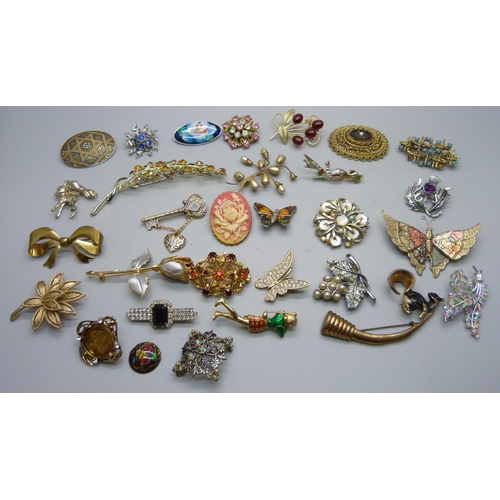 923 - Thirty costume brooches