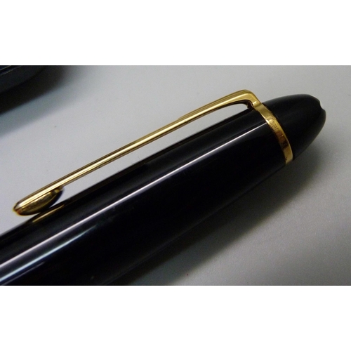 925 - A set of three Mont Blanc Meisterstuck pens/pencil, fountain pen with 14ct gold nib and numbered II1... 