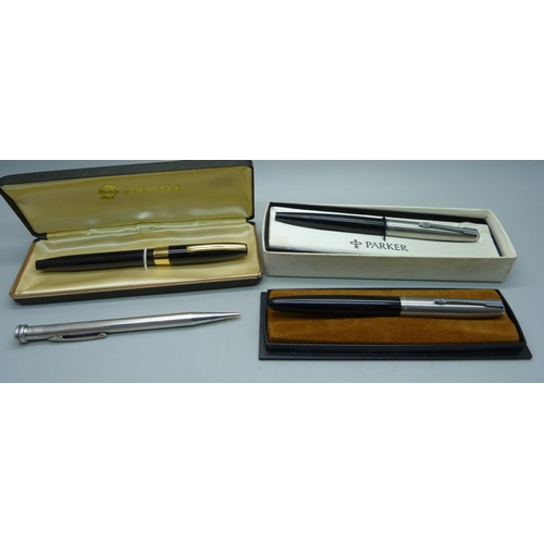 926 - A cased Sheaffer fountain pen, 14k gold nib, two Parker fountain pens, 'Life Long' sterling silver p... 