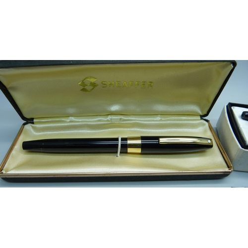 926 - A cased Sheaffer fountain pen, 14k gold nib, two Parker fountain pens, 'Life Long' sterling silver p... 