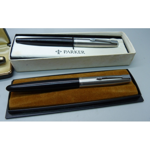 926 - A cased Sheaffer fountain pen, 14k gold nib, two Parker fountain pens, 'Life Long' sterling silver p... 