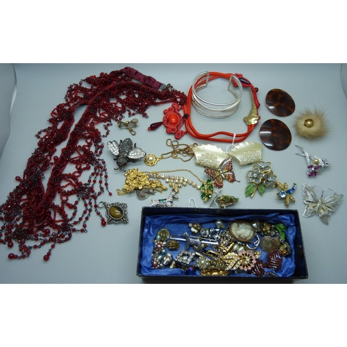 929 - A collection of costume jewellery including Lynch earrings, a silver filigree butterfly and a bead w... 