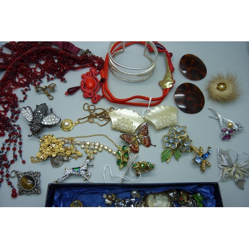 929 - A collection of costume jewellery including Lynch earrings, a silver filigree butterfly and a bead w... 