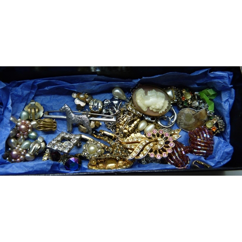 929 - A collection of costume jewellery including Lynch earrings, a silver filigree butterfly and a bead w... 