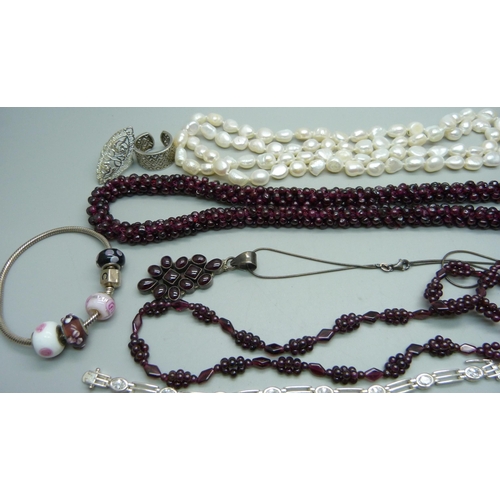 932 - A collection of silver and silver mounted jewellery including garnet and pearl