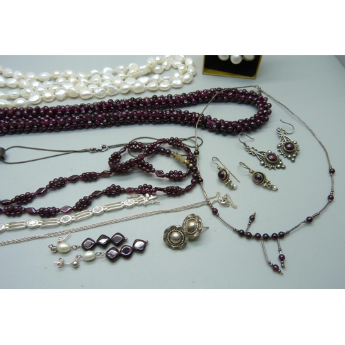 932 - A collection of silver and silver mounted jewellery including garnet and pearl