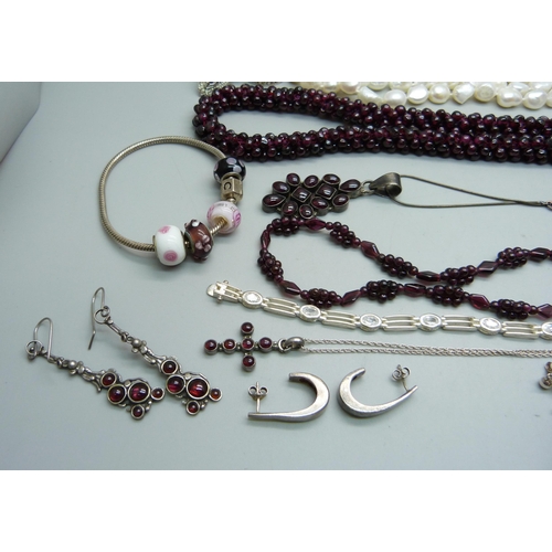 932 - A collection of silver and silver mounted jewellery including garnet and pearl