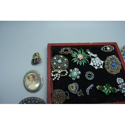 933 - Vintage costume brooches, etc.