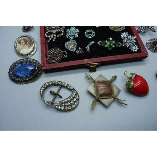 933 - Vintage costume brooches, etc.