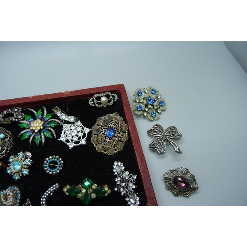 933 - Vintage costume brooches, etc.