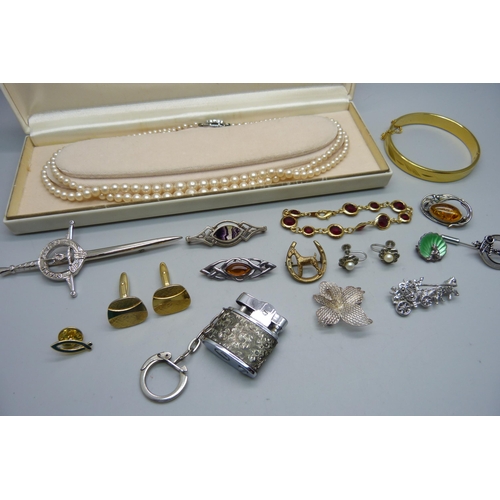 940 - A small collection of costume jewellery including silver and amber brooches, marcasite earrings, etc... 