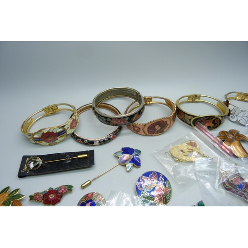 947 - A collection of cloisonne jewellery