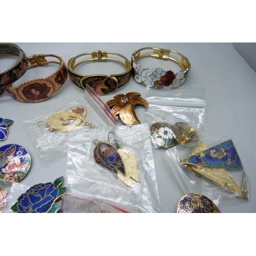 947 - A collection of cloisonne jewellery