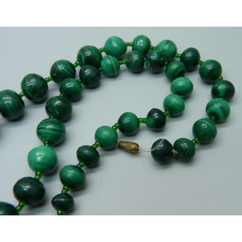 959 - A hardstone bangle and malachite necklace