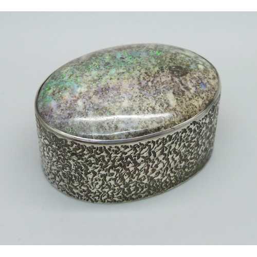 961 - A silver box set with large boulder opal