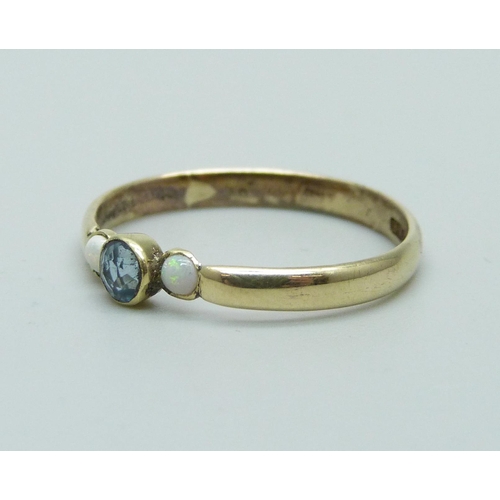 963 - A 9ct yellow gold opal and topaz ring, P, 1.5g