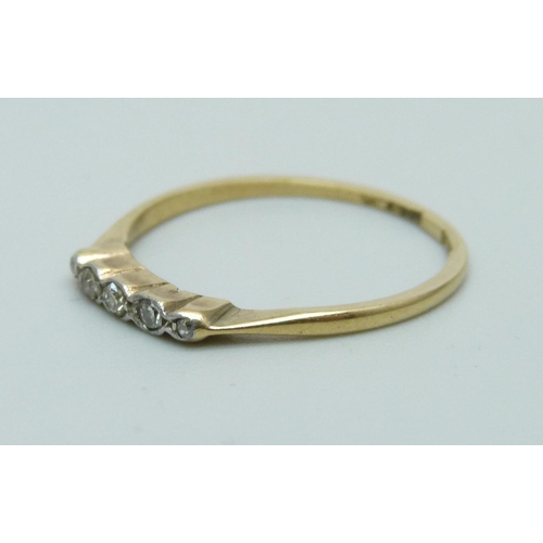 975 - An early 20th Century 18ct yellow gold five stone diamond ring, M, 1g