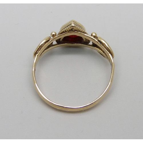 977 - A 9ct yellow gold ring, M, 1.9g