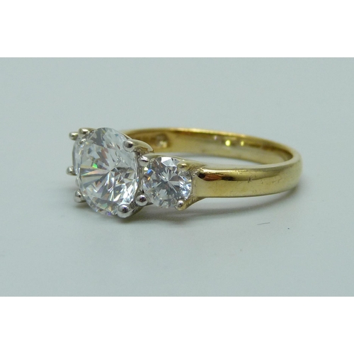 980 - A silver gilt three stone simulated diamond ring, P