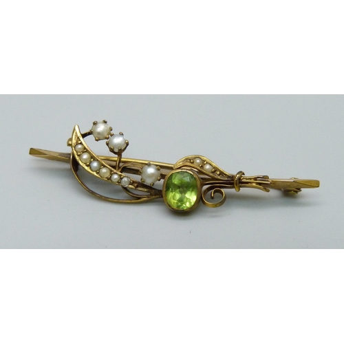 981 - A Victorian 9ct yellow gold brooch set with peridot and seed pearls, 2.1g