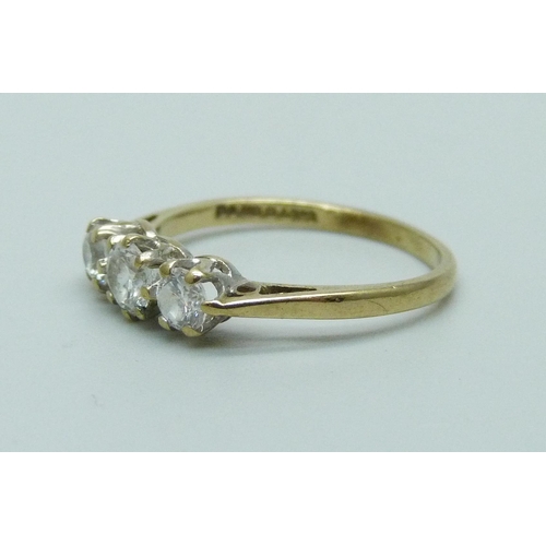 983 - A 9ct yellow gold and clear stone trinity ring, K, 1g