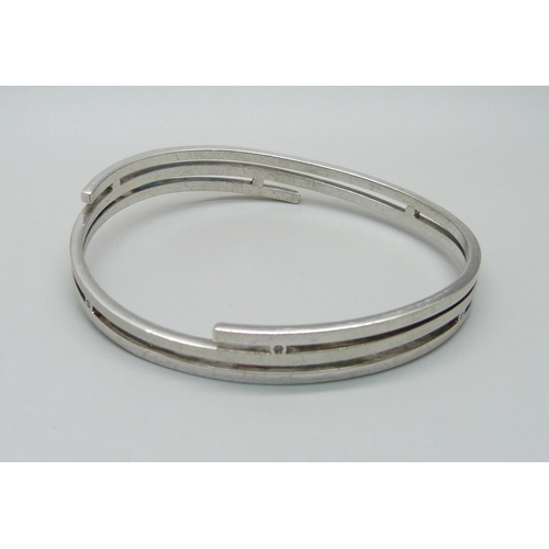 998 - A silver and diamond bangle, 27.5g