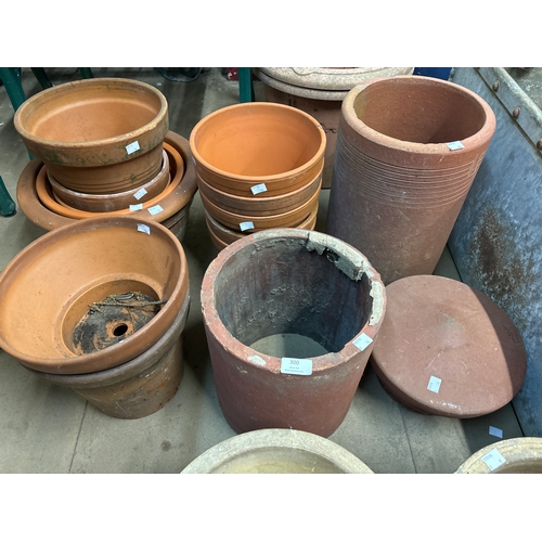 300 - Fourteen terracotta garden plant pots