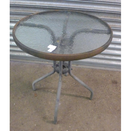 2191 - A pair of metal garden chairs and a circular glass topped garden table - diameter - 2ft