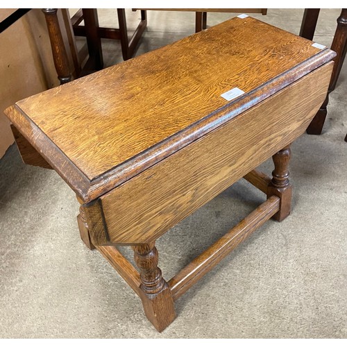 200 - An small oak drop leaf table