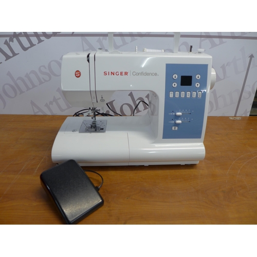 2349 - A modern Singer sewing machine, model number 7465 with accessories and materials