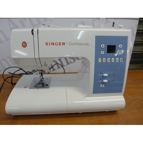 2349 - A modern Singer sewing machine, model number 7465 with accessories and materials