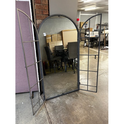 1441 - An opening gate mirror