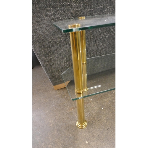 1422 - A two tier shelf table with brass legs