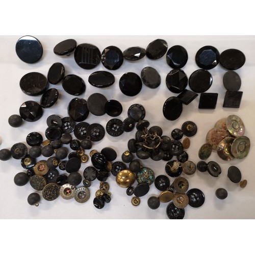 914 - A collection of Victorian and later buttons, mainly jet and black glass