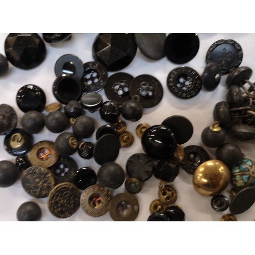 914 - A collection of Victorian and later buttons, mainly jet and black glass