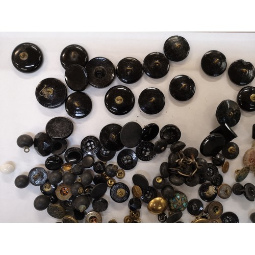 914 - A collection of Victorian and later buttons, mainly jet and black glass