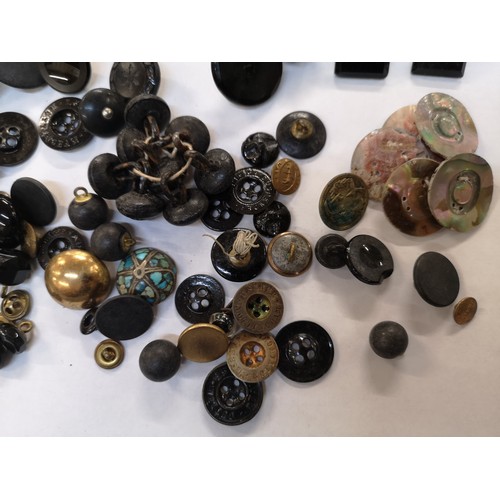 914 - A collection of Victorian and later buttons, mainly jet and black glass