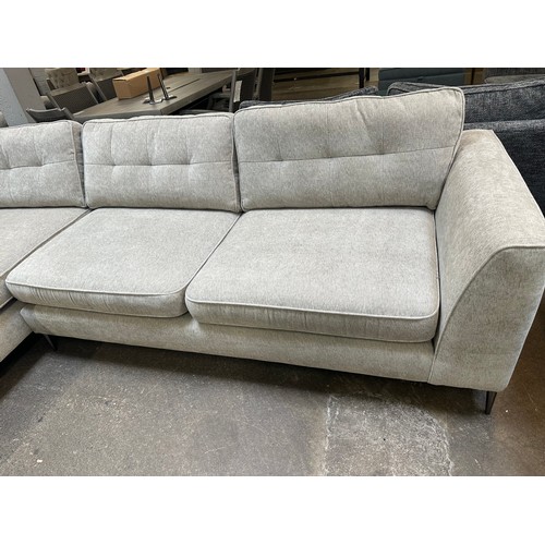 1409 - An oatmeal textured weave upholstered corner sofa/chaise on stiletto legs