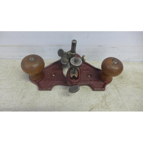 2055 - A Stanley No. 4 plane, a Stanley No. 71 vintage router plane and a Stanley No. 151 spoke shave