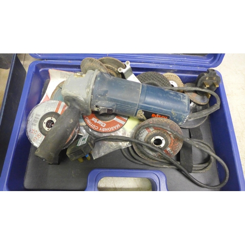 2061 - A quantity of power tools including a Bosch GWS 6-100, 240V angle grinder, 2 vintage power drills( b... 