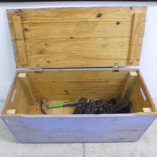 2030 - A wooden tool box with 4 wood planes including Sedgley, Marples, Anant and Record and a hammer