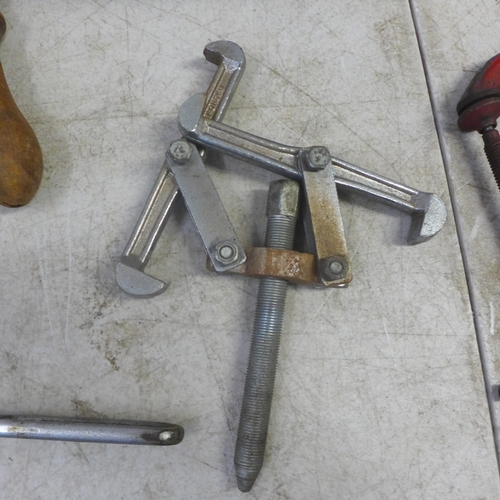 2034 - A galvanized steel bucket with assorted clamps including Record G clamps