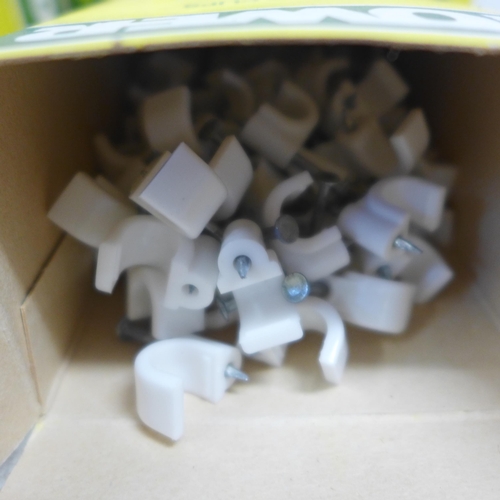 2075 - 5 boxes of 100 Tower 10mm round plastic clips and 2 boxes of 100 Tower 8mm round plastic clips