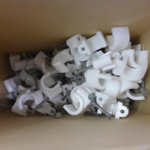 2075 - 5 boxes of 100 Tower 10mm round plastic clips and 2 boxes of 100 Tower 8mm round plastic clips