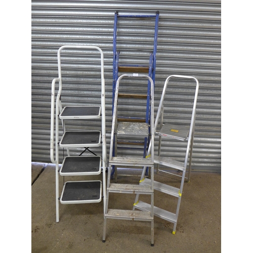 2193 - A set of 4 rung metal safety steps with hand rail, a 5 rung metal step ladder and 2 x 4 rung alumini... 