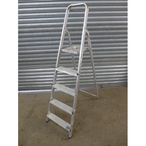 2195 - An aluminium 5 rung step ladder and a set of 3 rung metal safety steps