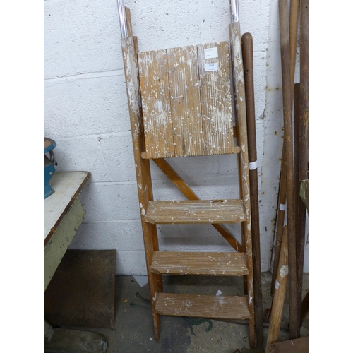 2264 - A 4 rung wooden step ladder and a quantity of garden tools including spades, hoes, cultivators, drai... 