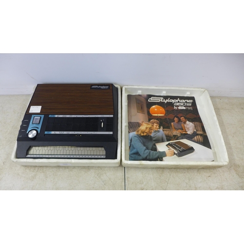 2134 - A Stylophone 350S electronic keyboard