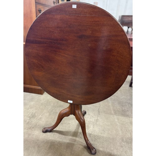 276 - A George III mahogany circular tilt top tripod tea table