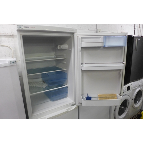 2151 - A Bosch Classixx model KGV28325GB Maxx free standing, 50/50 fridge freezer